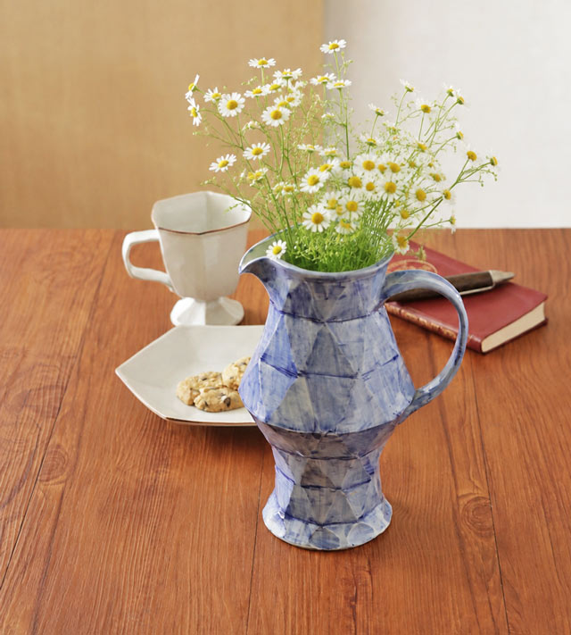 可憐なお花を生けた三角面取ピッチャー