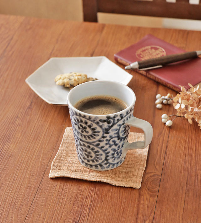 コーヒーを注いだ総柄蛸唐草マグカップ