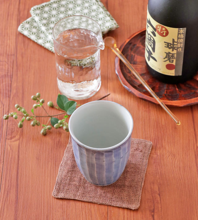 上から見た食卓風景とフリーカップ