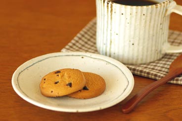 砥部焼・山中窯　らいんの小皿（4寸）にクッキーを
