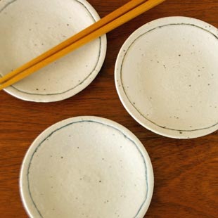 砥部焼・山中窯　らいんの小皿（4寸）を上から見て