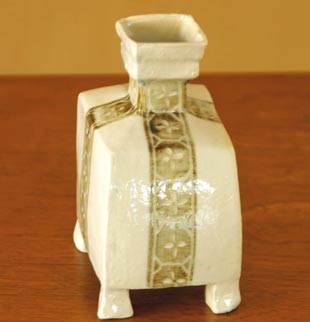 足つきの角花びん