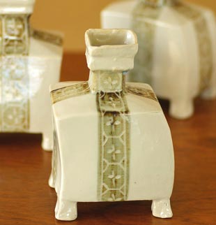 砥部焼　足つきの角花びん