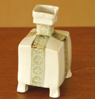 砥部焼　足つきの角花びん