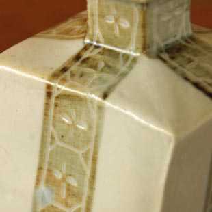 砥部焼・砥部焼　足つきの角花びんの絵柄