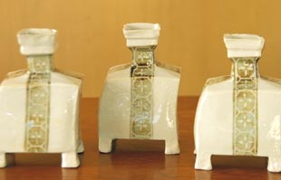 砥部焼・砥部焼　足つきの角花びん