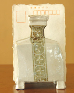 砥部焼・山中窯　足つき角花びんをはがきと比較して