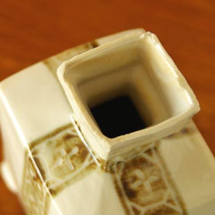 砥部焼・砥部焼　足つきの角花びんを上から見て