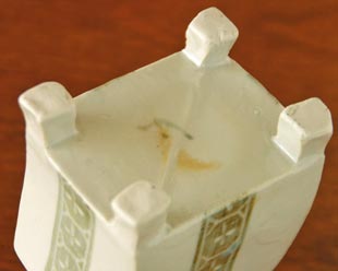 砥部焼・砥部焼　足つきの角花びんの底