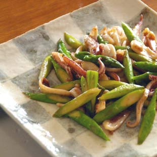 砥部焼・山中窯　市松模様の角皿に炒め物を