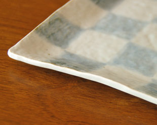 砥部焼・山中窯　市松模様の角皿の縁の部分