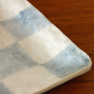 砥部焼・山中窯　市松模様の角皿の絵付け