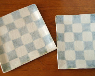 砥部焼・山中窯　市松模様の角皿の絵柄