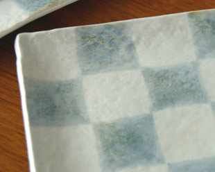 砥部焼・山中窯　市松模様の角皿の絵付け