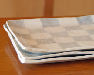 砥部焼・山中窯　市松模様の角皿を重ねて