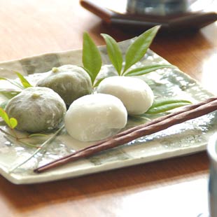 砥部焼・山中窯　市松模様の角皿に和菓子を盛って