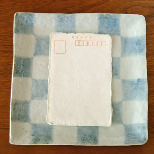 砥部焼・山中窯　市松模様の角皿をはがきと比較して