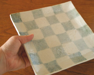 砥部焼・山中窯　市松模様の角皿を手に持って