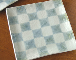 砥部焼・山中窯　市松模様の角皿を上から見て