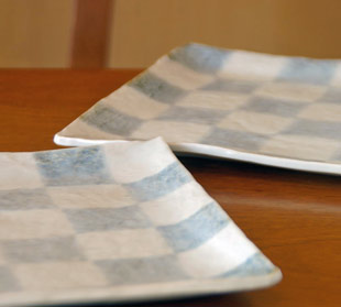 砥部焼・山中窯　市松模様の角皿を横から見て