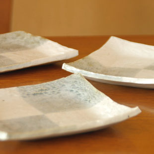 砥部焼・山中窯　市松模様の角銘々皿を横から見て