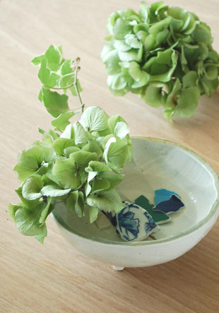 山中窯 しのぎ足つき鉢に花を