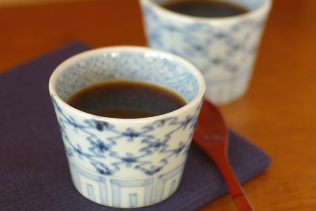 砥部焼・山中窯　菱紋のそばちょこにコーヒーを