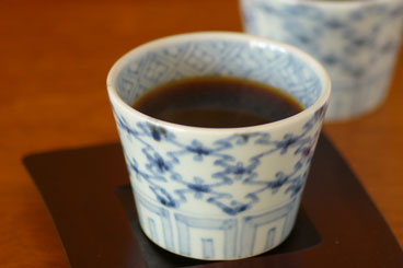 山中窯　菱紋のそばちょこにコーヒーを