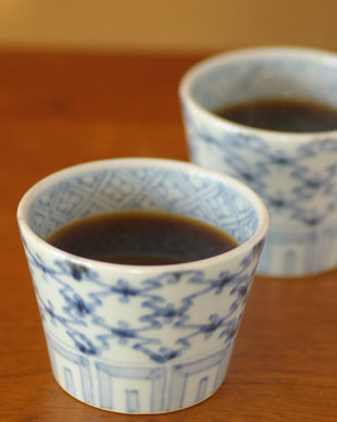 砥部焼　菱紋のそばちょこにコーヒーを