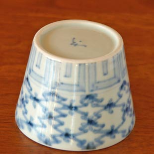 砥部焼・山中窯　菱紋のそばちょこを伏せて