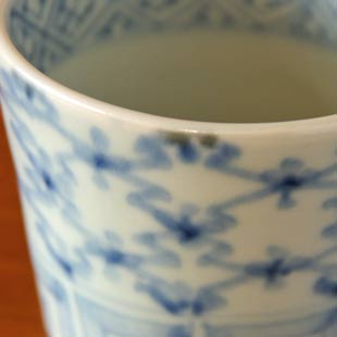 砥部焼・山中窯　菱紋のそばちょこの絵付け