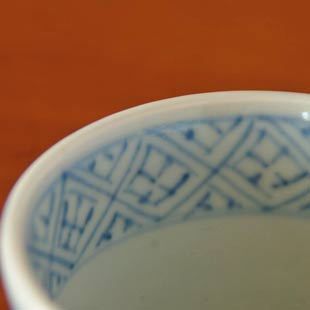 砥部焼・山中窯　菱紋のそばちょこの縁の絵付け