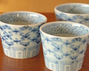 砥部焼・山中窯　菱紋のそばちょこの絵付けの違い