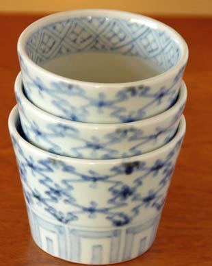 砥部焼・山中窯　菱紋のそばちょこを重ねて