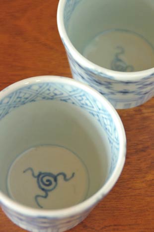 砥部焼・山中窯　菱紋のそばちょこを上から見て