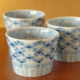 砥部焼・山中窯　菱紋のそばちょこ