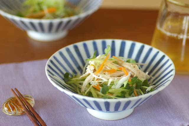 砥部焼・陽貴窯 麦わら手の鉢にサラダを盛って
