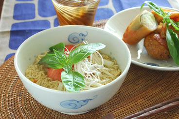 砥部焼・陽貴窯　ふわふわ雲の小丼に麺類を