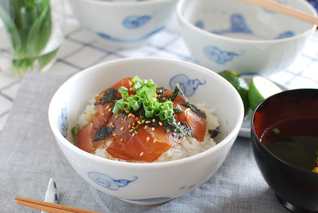 砥部焼・陽貴窯　ふわふわ雲の小丼でまぐろ丼