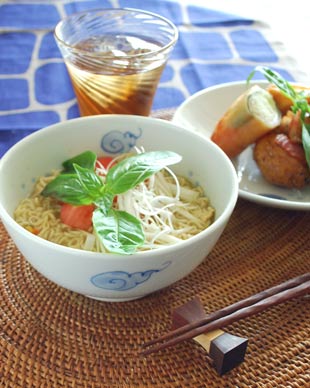 砥部焼・陽貴窯　ふわふわ雲の小丼に麺類を