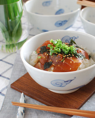 砥部焼・陽貴窯　ふわふわ雲の小丼にまぐろ丼