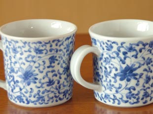 砥部焼・陽貴窯　菊唐草のマグカップの絵柄