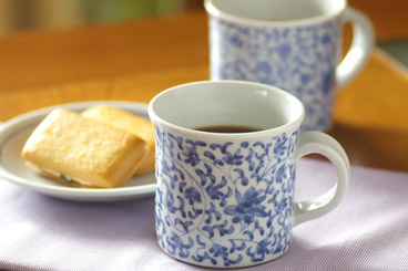 陽貴窯　菊唐草のマグカップ