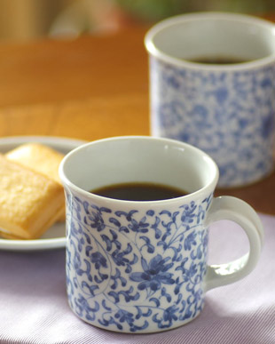 砥部焼・陽貴窯　菊唐草のマグカップにコーヒーを
