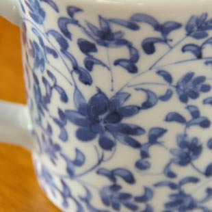 砥部焼・陽貴窯　菊唐草のマグカップの絵付け