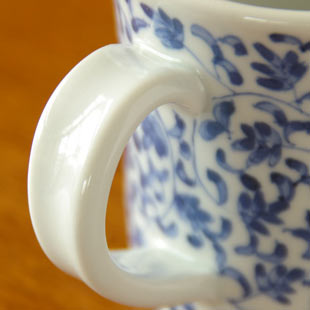 砥部焼・陽貴窯　菊唐草のマグカップの持ち手