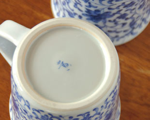 砥部焼・陽貴窯　菊唐草のマグカップの底面