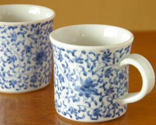 砥部焼・陽貴窯　菊唐草のマグカップを横から見て