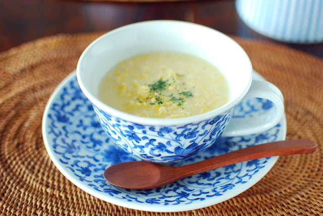 和食器・砥部焼　菊唐草のスープカップにコーンスープを
