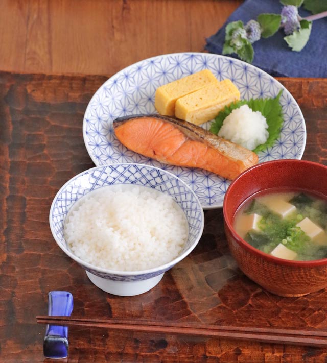 朝食の食卓風景